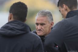 Tite e seus auxiliares, durante treino do Corinthians (Foto: Daniel Augusto Jr)