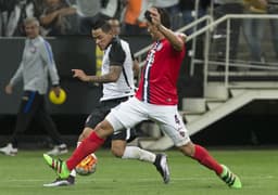 Giovanni Augusto, na imagem em atuação contra o Cerro, tem 12 jogos como titular do Corinthians&nbsp;