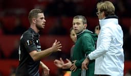 Jordan Henderson, do Liverpool, é substituído  (Foto: Oli Scarff / AFP)