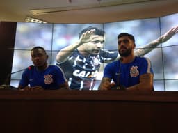 Willians e Vilson durante entrevista coletiva no CT do Corinthians (Foto: Bruno Cassucci)