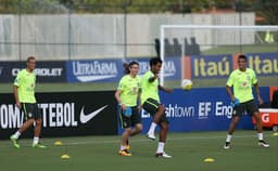 Miranda, Filipe Luis, Gil e Luiz Gustavo no treino da Seleção Brasileira (Foto: Lucas Figueiredo/Mowa Press)