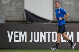 Marlone já treina e pode voltar a ser utilizado pelo técnico Tite (Foto: Daniel Augusto Jr)