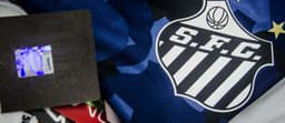 Selo holográfico tenta combater camisas falsas do Santos