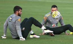 Alisson brinca com a bola após treino da Seleção (Foto: Lucas Figueiredo/Mowa Press)