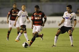 Márcio Araújo em ação contra o Atlético-PR (Foto: Gilvan de Souza / Flamengo)