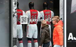 Loja do Ajax faz homenagem a Cruyff