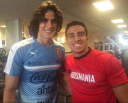 Cavani recebe camisa do Íbis