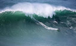 Surfista Pedro Scooby em Nazaré, Portugal