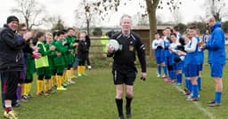 Roy McCahill, ex-árbitro inglês que expulsou Pelé, se despede do futebol