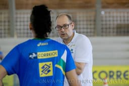 Monten Soubak em treino com a Seleção Feminina/ Foto: CBHb