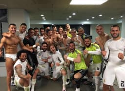 Cristiano Ronaldo, de cueca, posa com os jogadores do Real Madrid (Foto: Reprodução)