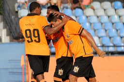 Schwenck comemora com Adriano e Marlon o primeiro gol do Nova Iguaçu (Foto: Bernardo Gleizer/NIFC)