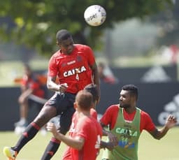 Juan em treino tático do Flamengo (Gilvan de Souza/Flamengo)