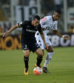 O zagueiro equatoriano Erazo (d) foi um dos reforços do Atlético-MG para a temporada