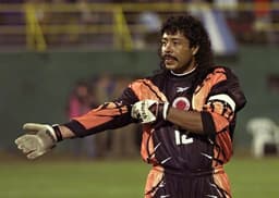 Polêmico e irreverente, o colombiano Higuita também marcava seus gols