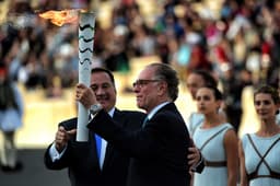 Carlos Arthur Nuzman com a tocha da Rio-2016 em Atenas (Foto: Aris Messinis/AFP)