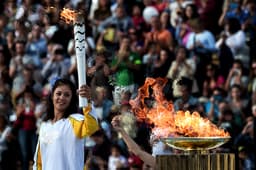 veja como foi a cerimônia de transmissão da tocha olímpica para o Comitê Rio-2016, em Atenas