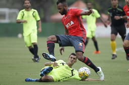 Fernandinho em ação durante jogo-treino contra o Americano (Gilvan de Souza / Flamengo)