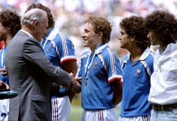 O então presidente da Fifa João Havelange cumprimenta o francês Papin durante a Copa do mundo de 1986