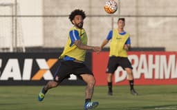 Cristian ganhou a condição de titular no treino desta terça-feira (Foto: Daniel Augusto Jr)