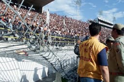 Alambrado de São Januário cedeu na final da Copa João Havelange, em 2000