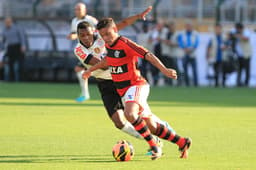 Desembarcando no Flamengo como 'camisa 10' em 2013, Carlos Eduardo lidou com lesões e apenas um gol. Saiu em 2014&nbsp;