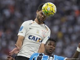 Felipe marcando Bolaños, do Grêmio, na partida deste domingo (Foto: Daniel Augusto Jr)