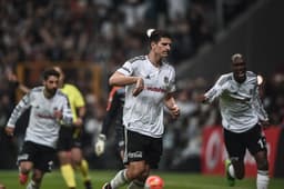 O veterano alemão Mario Gómez foi o artilheiro da Turquia pelo Besiktas