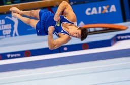 Diego Hypolito "voa" durante sua série na Copa do Mundo de ginástica, em São Paulo (Foto: Paulo Pinto/Fotos públicas)