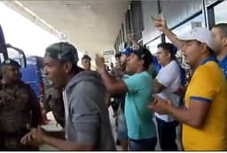 Protesto da torcida do Cruzeiro em Confins (Foto: Reprodução / TV Globo Minas)