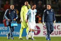 Argentina x Honduras - Lionel Messi sai de campo com dores