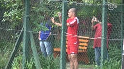 Maicon filma gol de Rogério em treino do São Paulo