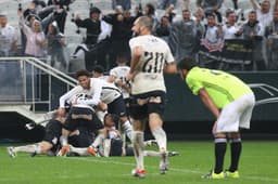 Confira imagens de Corinthians 2 x 1 Coritiba&nbsp;