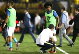 Willian deixa jogo da Seleção com gelo no joelho