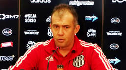 Eduardo Baptista, técnico da Ponte Preta, em coletiva (Foto: PontePress/FábioLeoni)