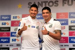 Yuri é apresentado no Santos pelo ídolo Renato