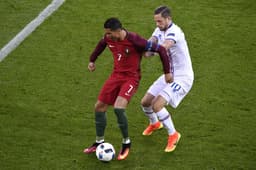 Cristiano Ronaldo e Sigurdsson - Portugal x Islândia