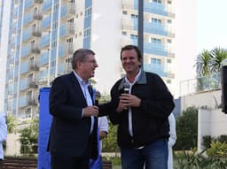 Eduardo Paes e Thomas Bach na entrega a Vila dos Atletas ao Comitê Rio-2016 (Foto: Beth Santos)