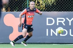 Fábio Santos em ação durante o treino desta segunda