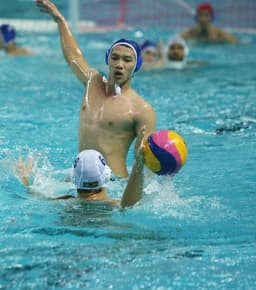 Bernardo Gomes, touca 6 branca, em jogo contra a China  (Foto: Divulgação FINA)