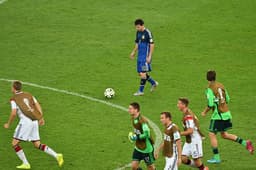 2014 - Messi conduz a Argentina à decisão da Copa do Mundo de 2014. Mas no Maracanã lotado vê a Alemanha ser campeã: 1 a 0