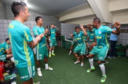 Mina dança com Gabriel Jesus no vestiário