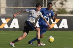 Rildo driblando Ameixa, volante da equipe sub-20 do Corinthians (Foto: Daniel Augusto Jr)