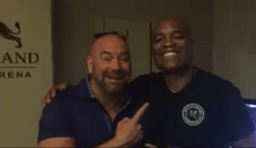 Dana White posa ao lado de Anderson Silva