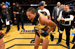 Amanda Nunes comemora conquista de título do UFC