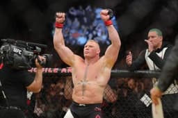 Brock Lesnar venceu Mark Hunt na decisão no UFC 200