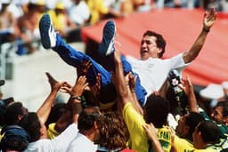 Os jogadores brasileiros celebram e vibram com o técnico do tetra, Carlos Alberto Parreira