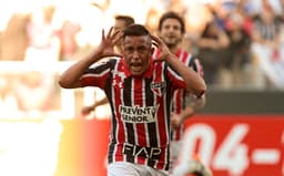 Cueva comemorou gol de pênalti com a mão nas orelhas e recebeu amarelo<br>