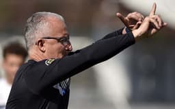 Dorival terá que remontar o time do Santos mais uma vez no ano