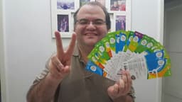 Alberto João exibe os ingressos dos dias 06, 07, 08, 09, 10, 11, 12 e 13